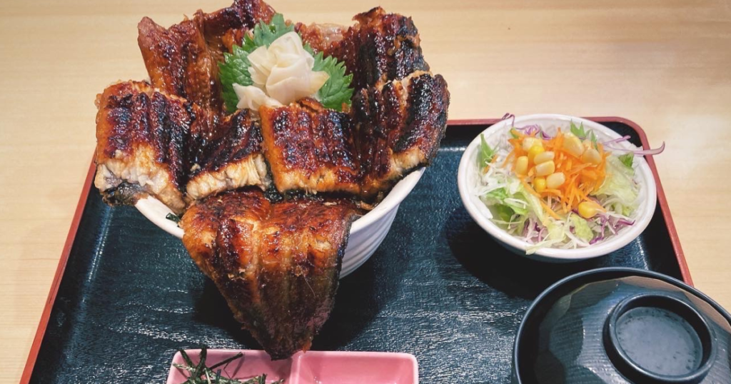 ビッグサイズの鰻を丁寧に直火焼きしたウナギの蒲焼の丼。
サラダ味噌汁も付いたお得なランチメニューのひとつ。